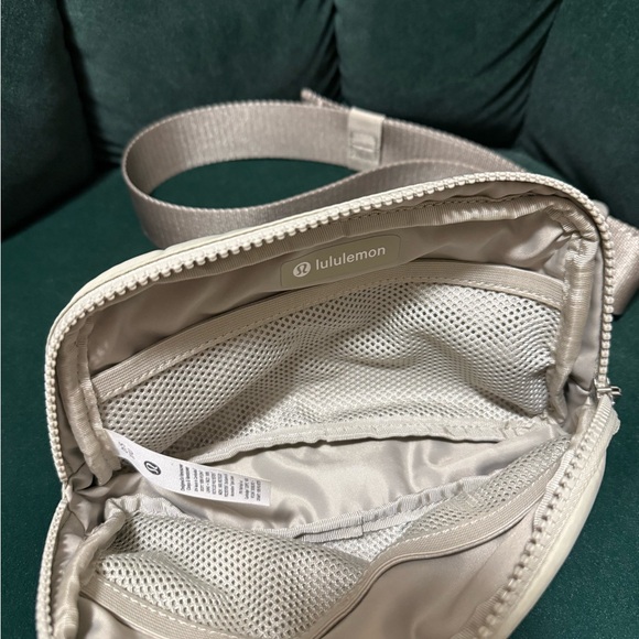 Lululemon Everywhere Belt Bag 1L - Picture 2 of 4